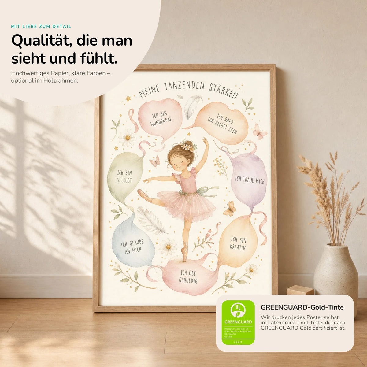 Kinderposter „Tanzende Stärken“ im Holzrahmen auf dem Regal – Poster mit Sprüchen fürs Kinderzimmer