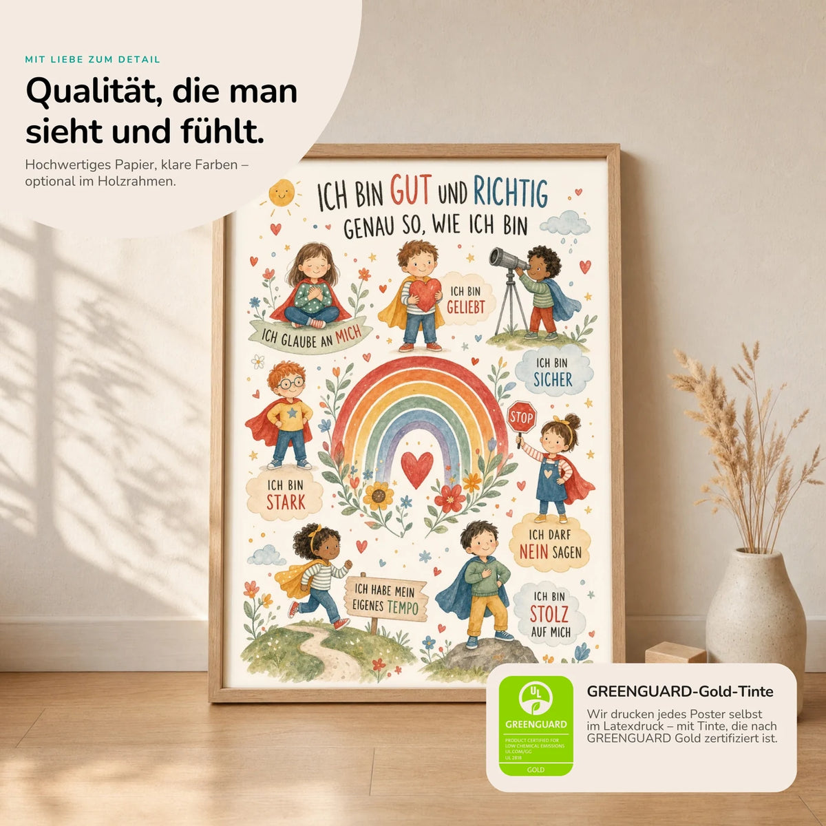 Kinderposter „Ich bin gut und richtig“ im Holzrahmen auf dem Regal – Poster mit Sprüchen fürs Kinderzimmer