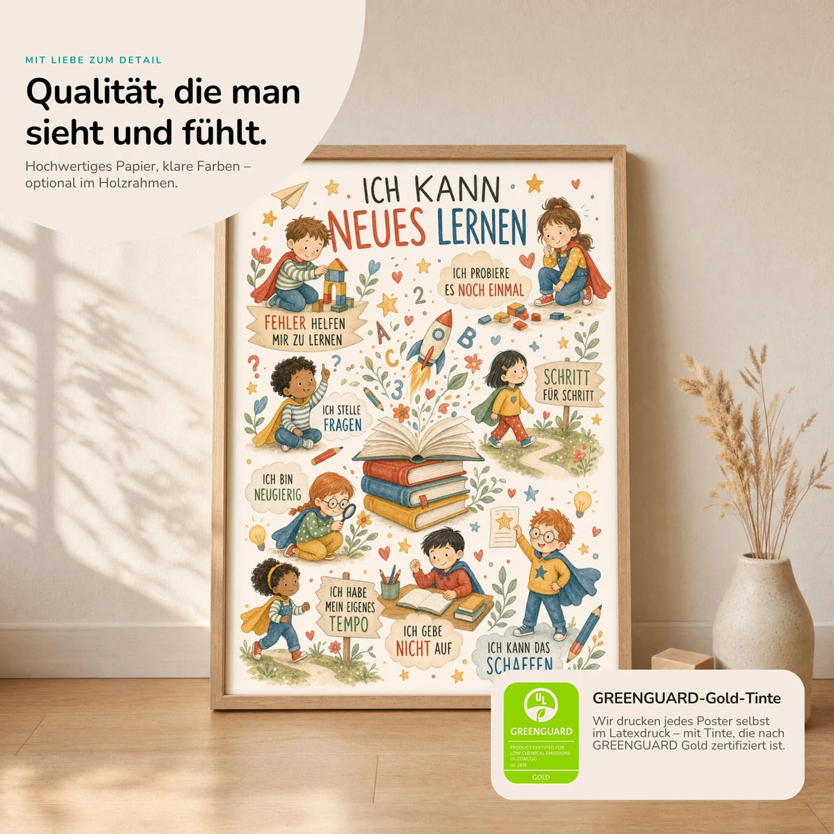 Kinderposter „Wimmelbild Neues lernen“ im Holzrahmen auf dem Regal – Poster mit Sprüchen fürs Kinderzimmer