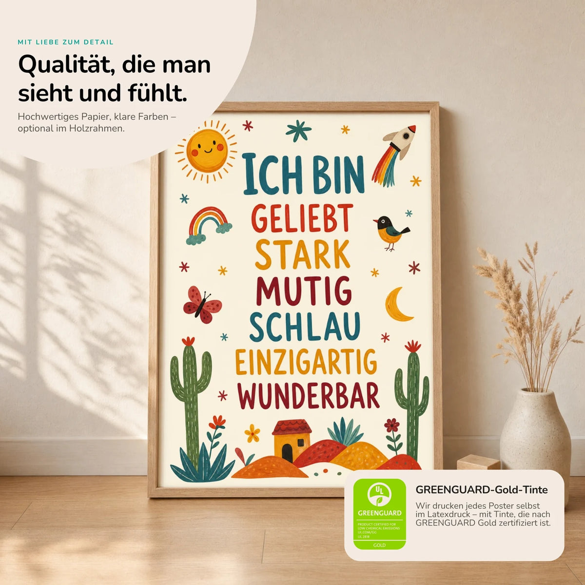 Kinderposter „Wüste Ich bin geliebt“ im Holzrahmen auf dem Regal – Poster mit Sprüchen fürs Kinderzimmer