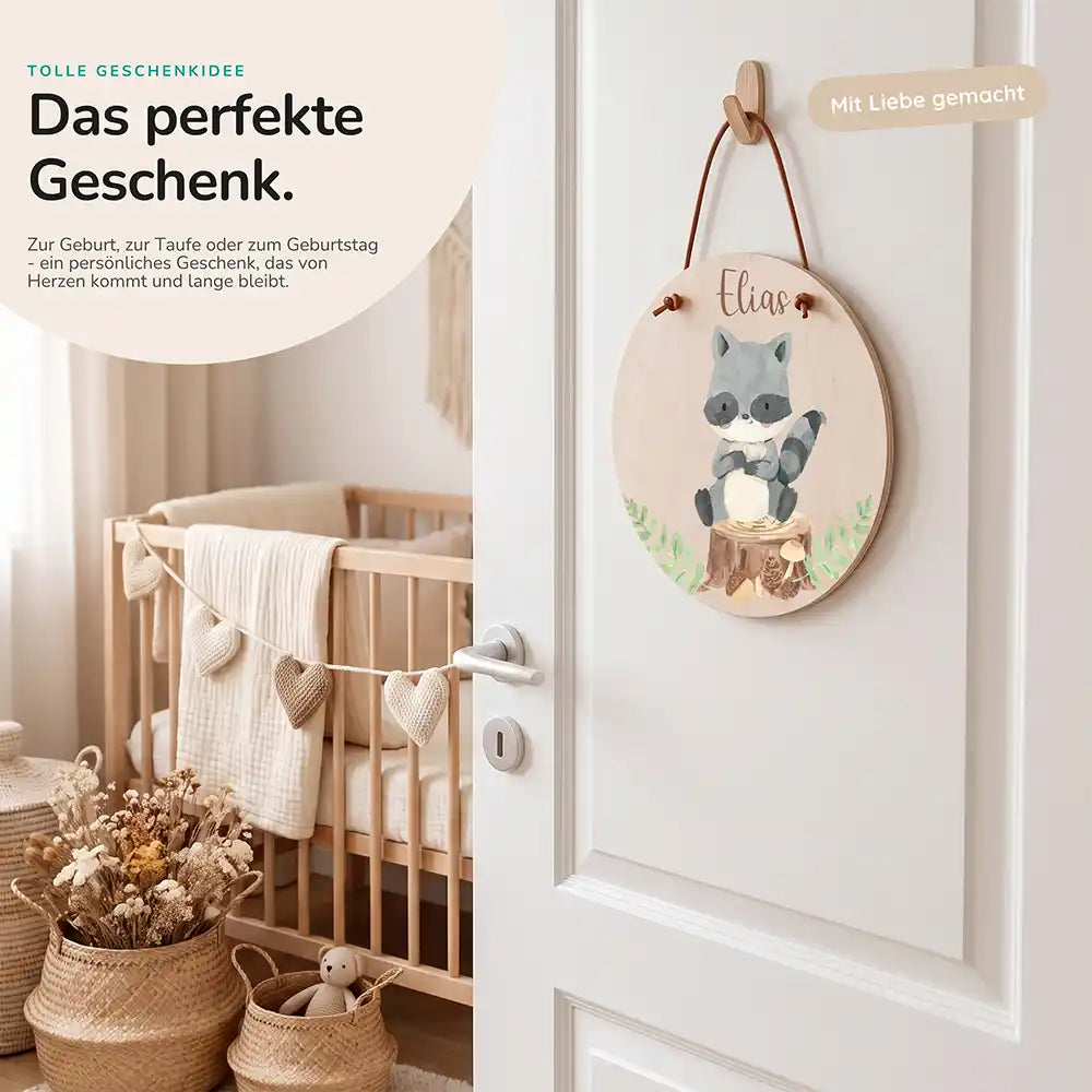 Türschild Kinderzimmer Waschbär im Wald, als persönliches Geschenk zur Geburt