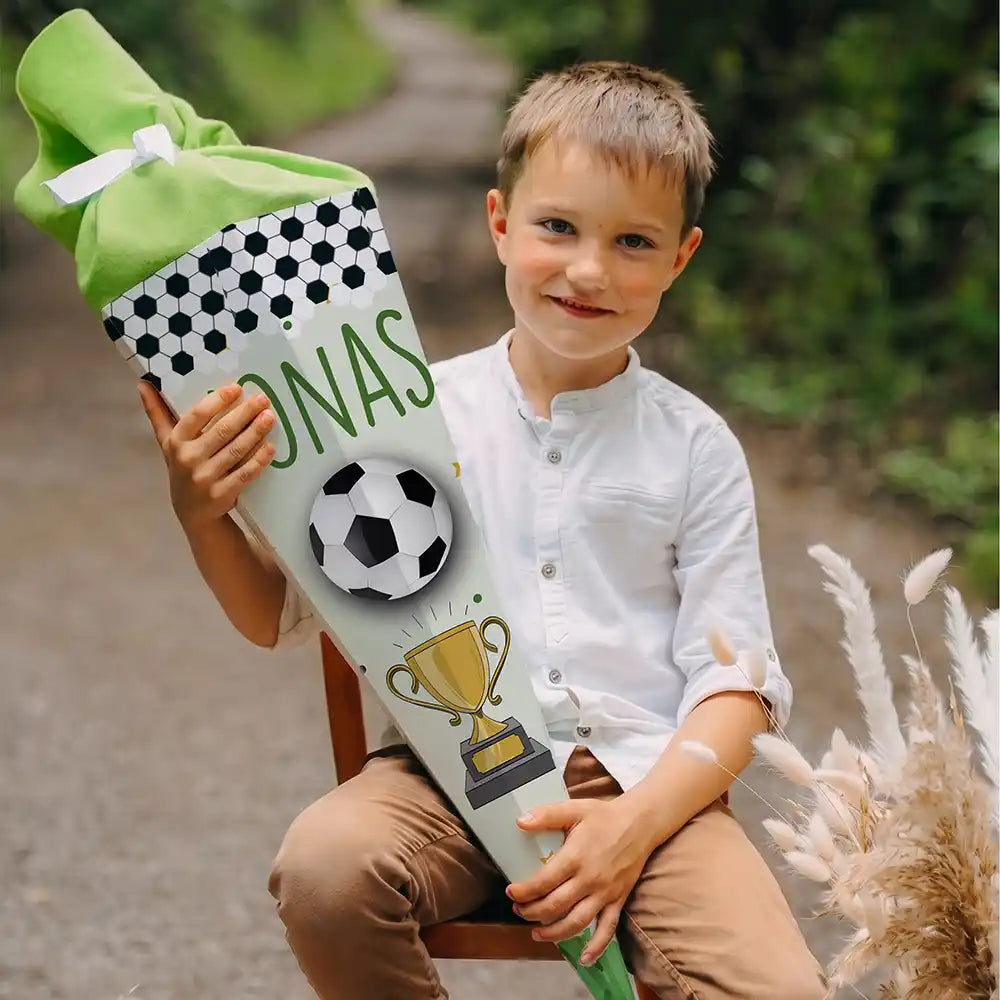 Schultüte personalisiert mit Name Fußball Pokal – Junge-Lifestyle am Waldweg