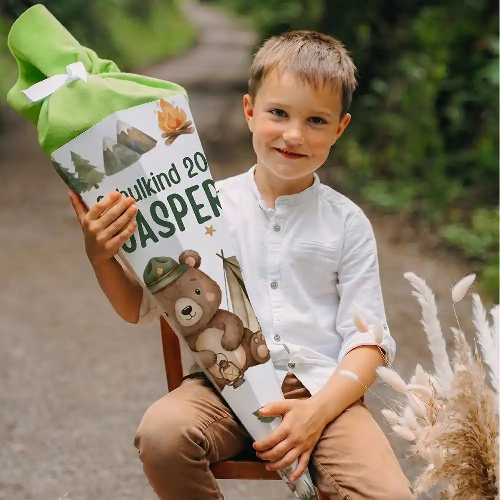 Schultüte personalisiert mit Name Camping-Bär – Junge-Lifestyle am Waldweg
