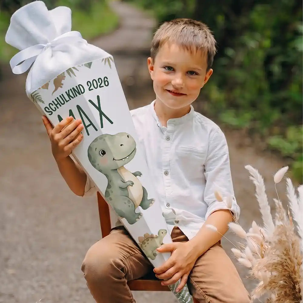 Schultüte personalisiert mit Name T-Rex Dinosaurier – Junge-Lifestyle am Waldweg