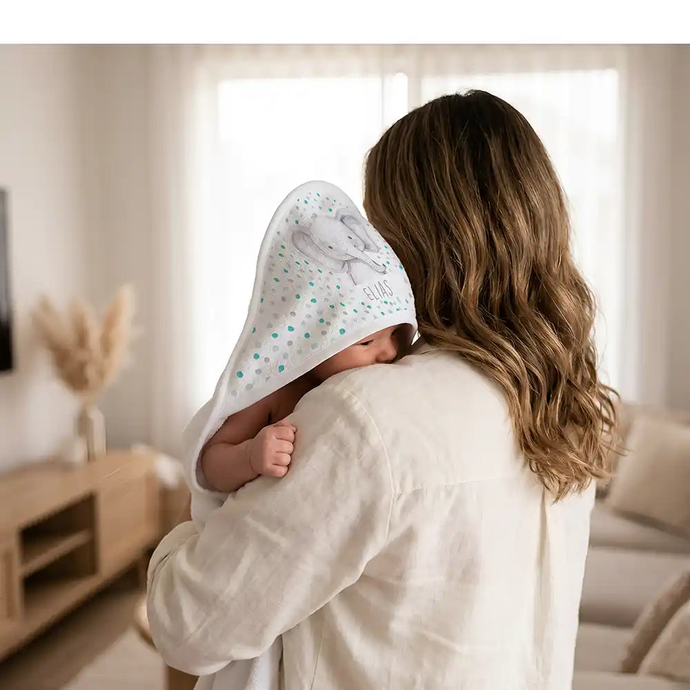 Personalisiertes Kapuzenhandtuch Baby Elefant Konfetti – Kuscheln nach dem Bad mit Mama