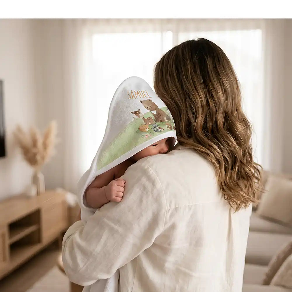 Personalisiertes Kapuzenhandtuch Baby Waldparade – Kuscheln nach dem Bad mit Mama