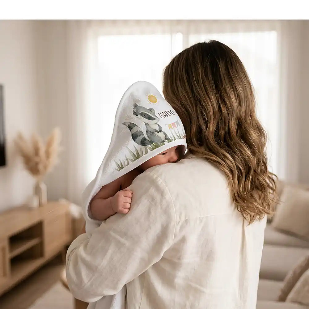 Personalisiertes Kapuzenhandtuch Baby Waschbär Wiese – Kuscheln nach dem Bad mit Mama