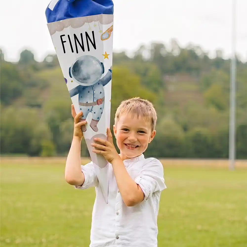 Schultüte personalisiert mit Name Astronaut – Junge-Lifestyle auf der Wiese (Portrait)