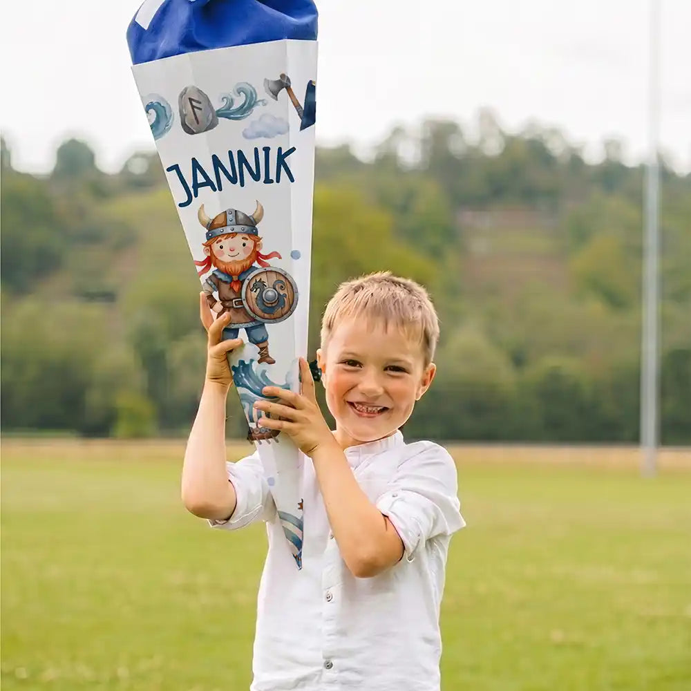 Schultüte personalisiert mit Name Wikinger – Junge-Lifestyle auf der Wiese (Portrait)
