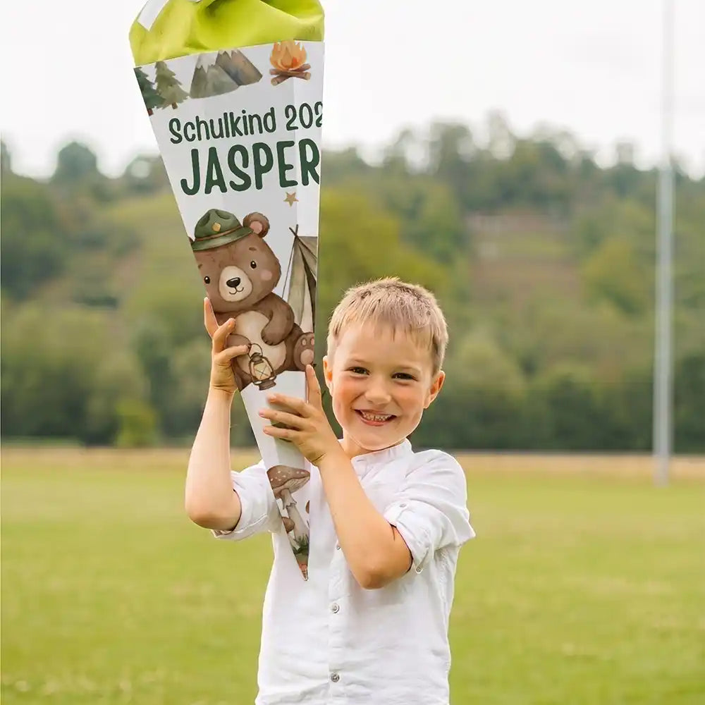 Schultüte personalisiert mit Name Camping-Bär – Junge-Lifestyle auf der Wiese (Portrait)