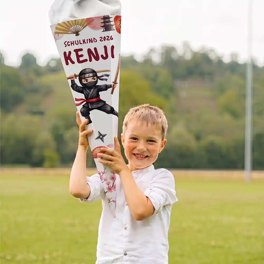 Schultüte personalisiert mit Name Ninja Japan – Junge-Lifestyle auf der Wiese (Portrait)