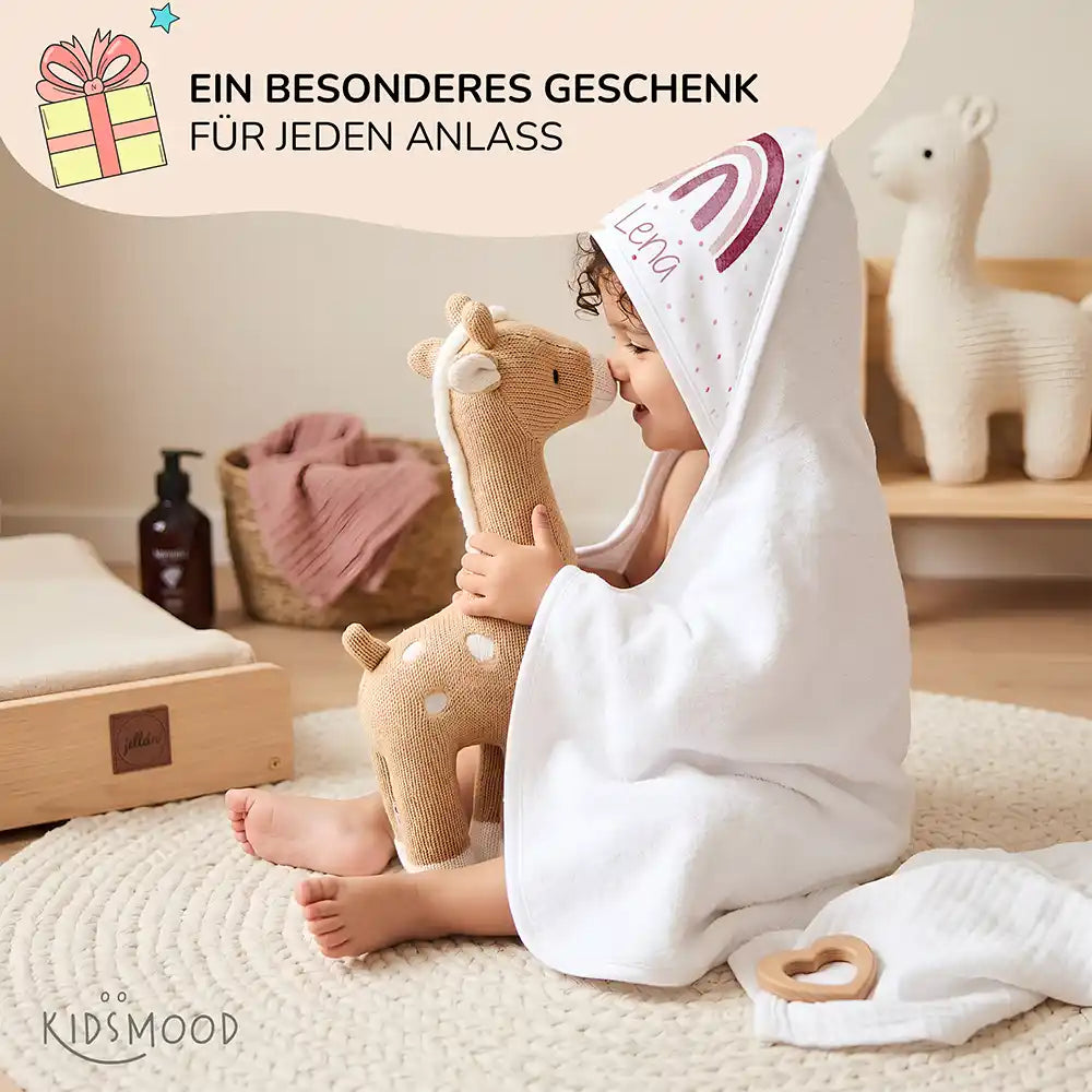 Personalisiertes Kapuzenhandtuch Baby Boho-Regenbogen – Babygeschenk-Szene mit Strickspielzeug