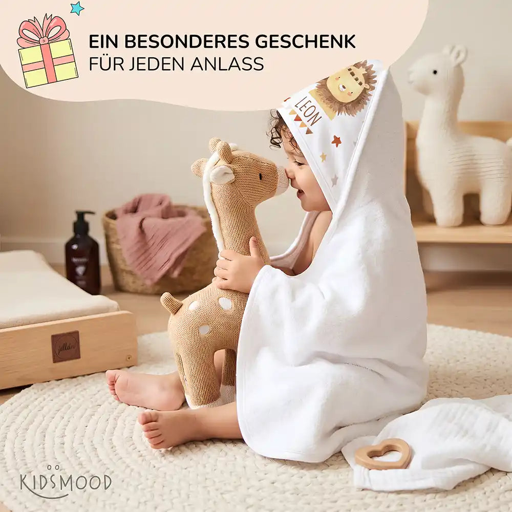 Personalisiertes Kapuzenhandtuch Baby Löwe Krone – Babygeschenk-Szene mit Strickspielzeug