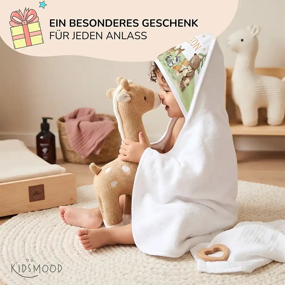 Personalisiertes Kapuzenhandtuch Baby Waldfest – Babygeschenk-Szene mit Strickspielzeug
