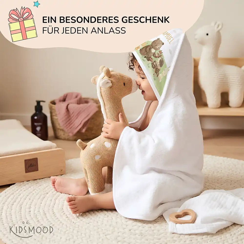 Personalisiertes Kapuzenhandtuch Baby Waldfreunde Hügel – Babygeschenk-Szene mit Strickspielzeug