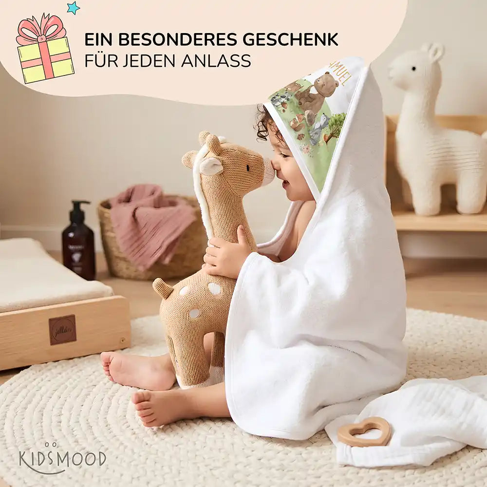 Personalisiertes Kapuzenhandtuch Baby Waldparade – Babygeschenk-Szene mit Strickspielzeug