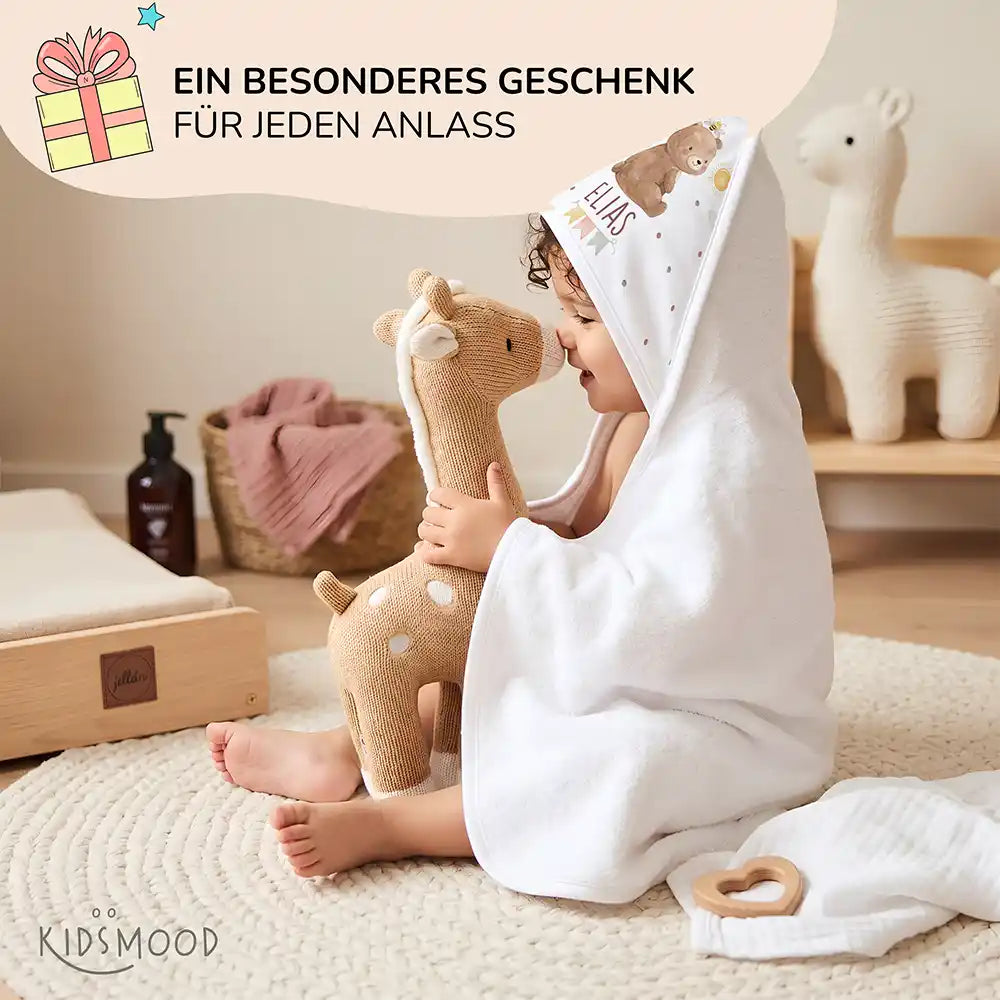 Personalisiertes Kapuzenhandtuch Baby Bär Sonne – Babygeschenk-Szene mit Strickspielzeug