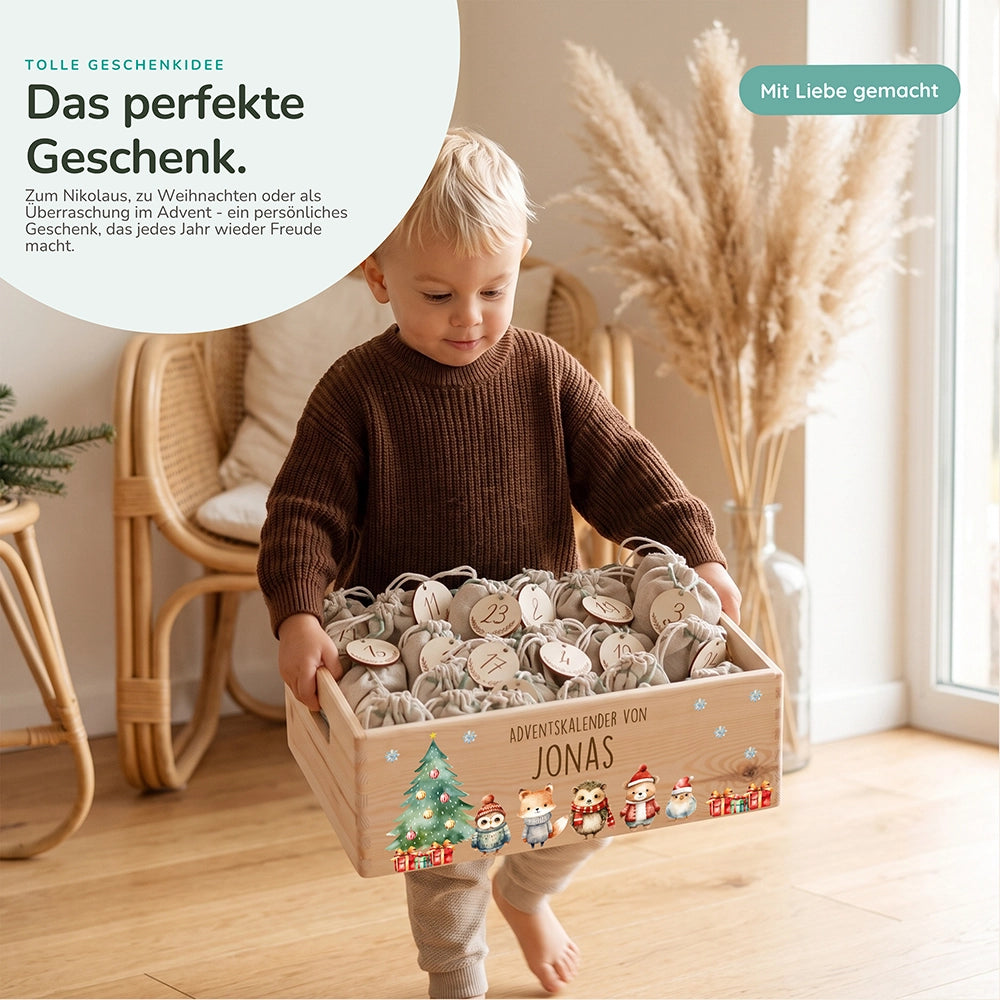 Adventskalender personalisiert, Kind trägt die Holzkiste mit dem eigenen Namen