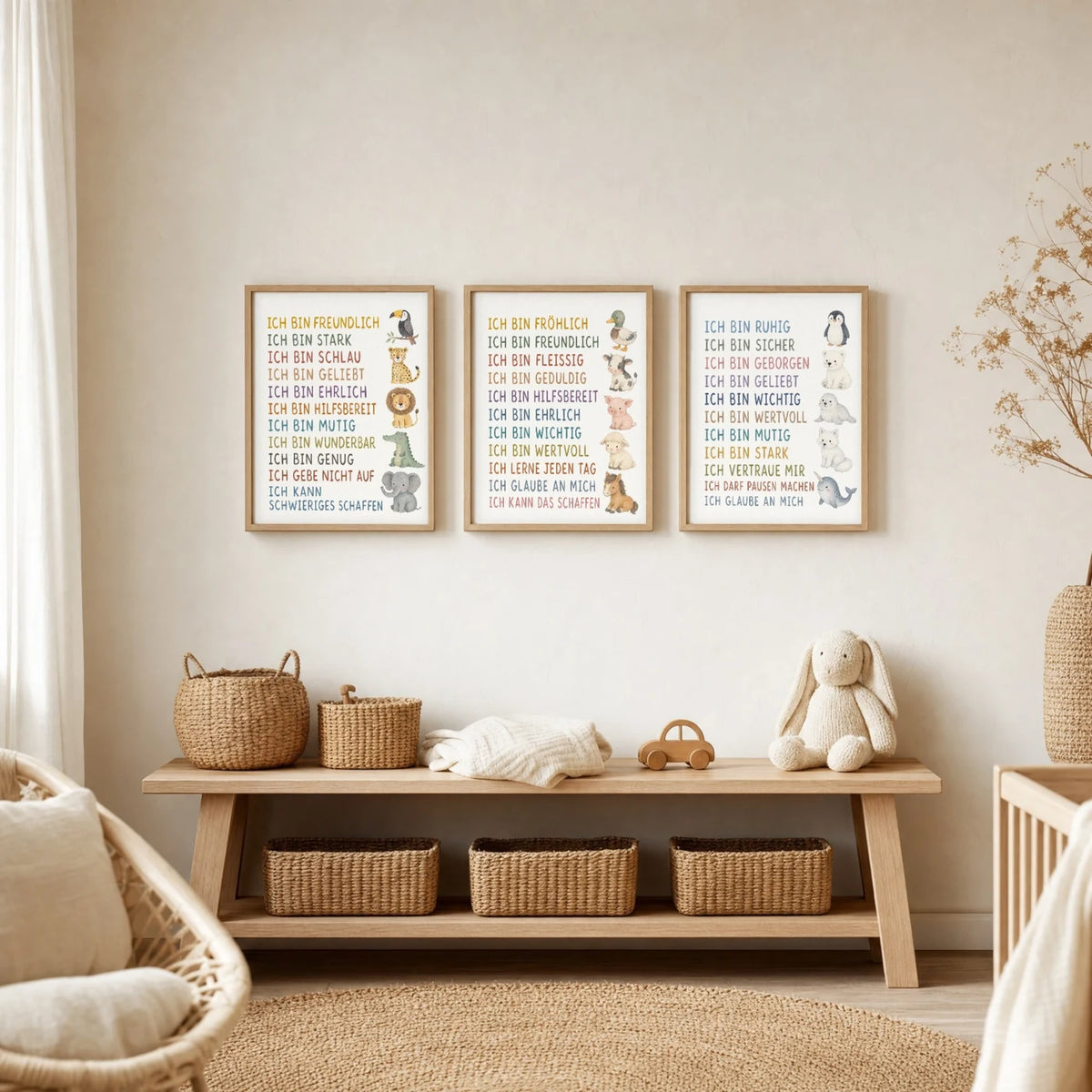 Kinderzimmer Deko: Affirmationsposter „Bauernhoftiere“ zusammen mit weiteren Motiven an der Wand
