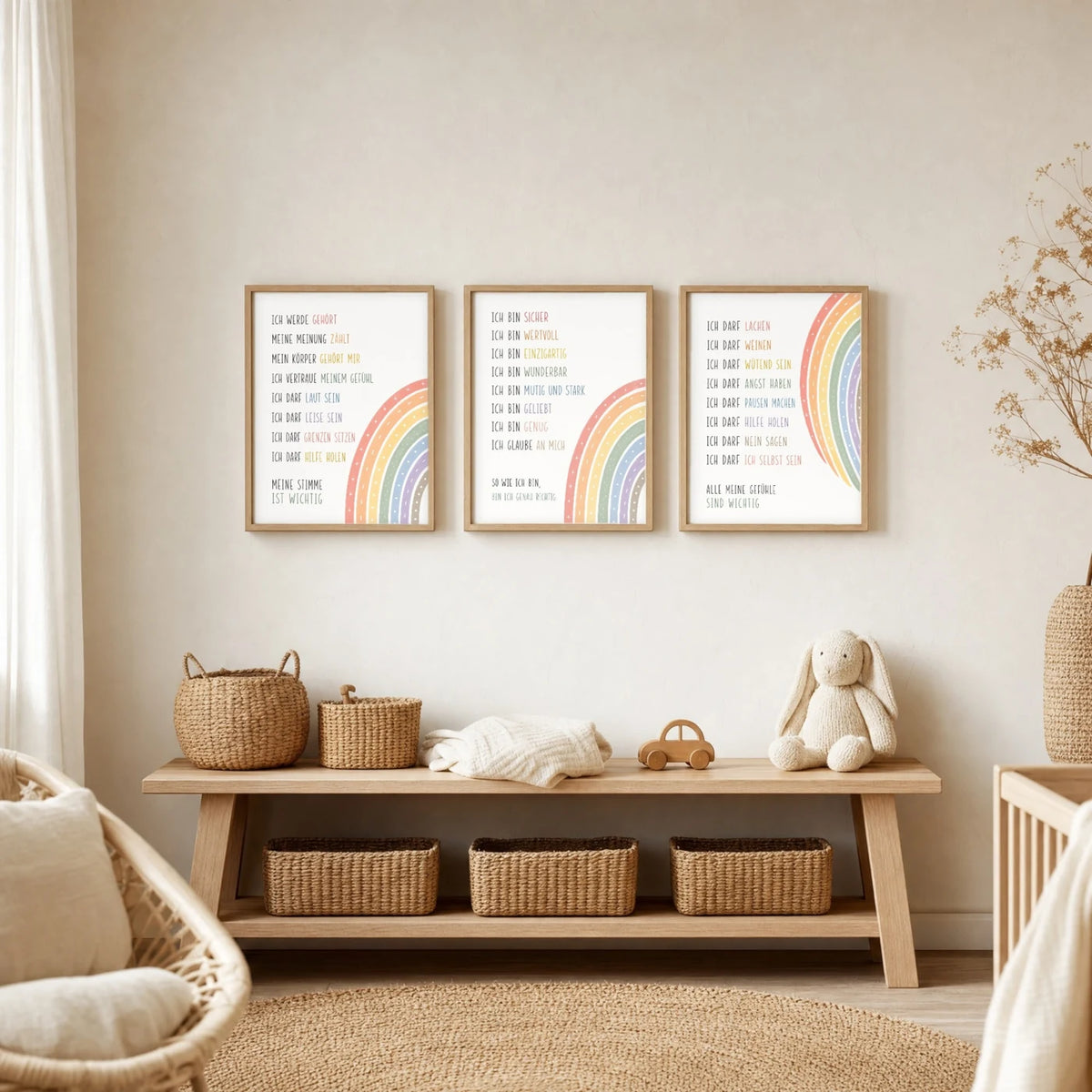 Kinderzimmer Deko: Affirmationsposter „Minimal Ich bin“ zusammen mit weiteren Motiven an der Wand