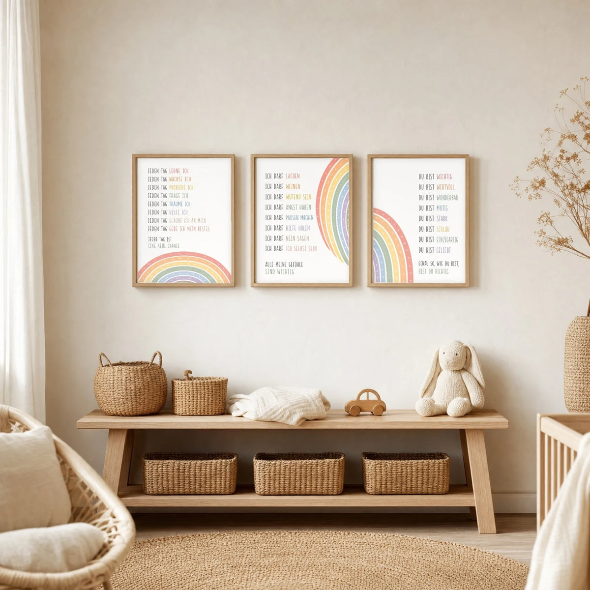 Kinderzimmer Deko: Affirmationsposter „Minimal Ich darf“ zusammen mit weiteren Motiven an der Wand