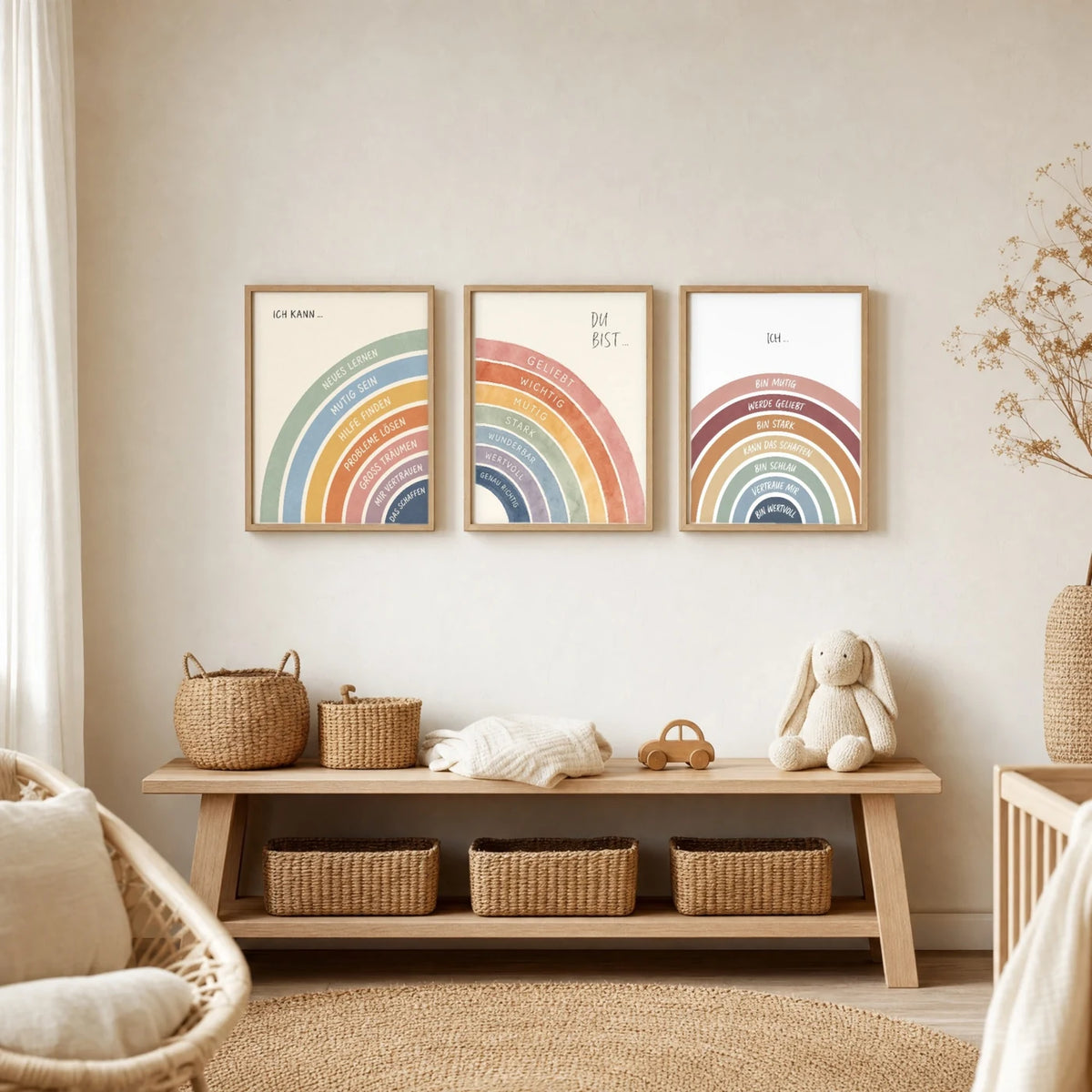 Kinderzimmer Deko: Affirmationsposter „Regenbogen Du bist“ zusammen mit weiteren Motiven an der Wand