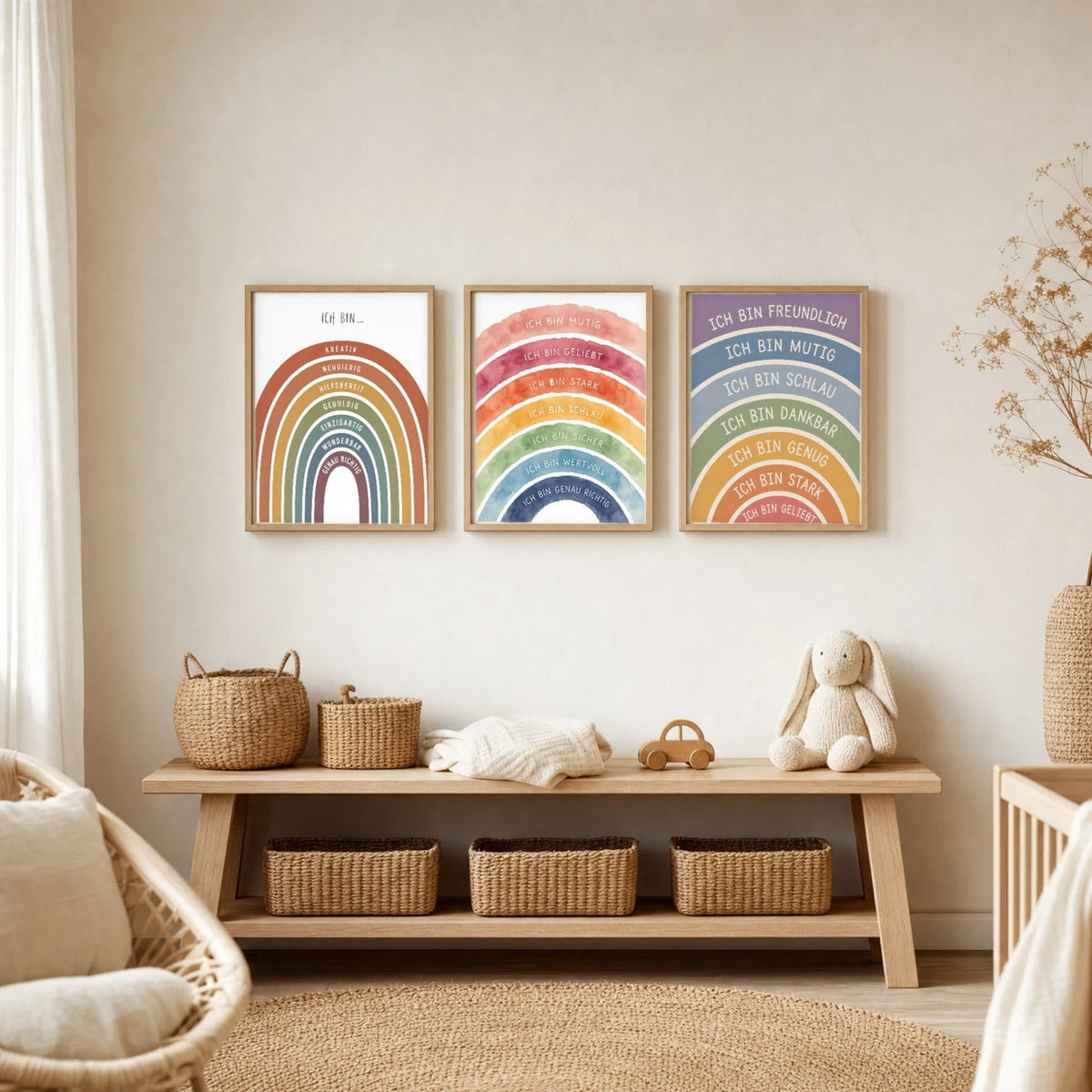 Kinderzimmer Deko: Affirmationsposter „Regenbogen Ich bin bunt“ zusammen mit weiteren Motiven an der Wand