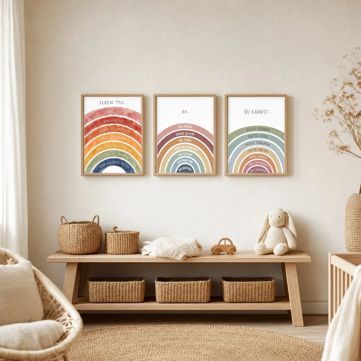 Kinderzimmer Deko: Affirmationsposter „Regenbogen Ich bin mutig“ zusammen mit weiteren Motiven an der Wand