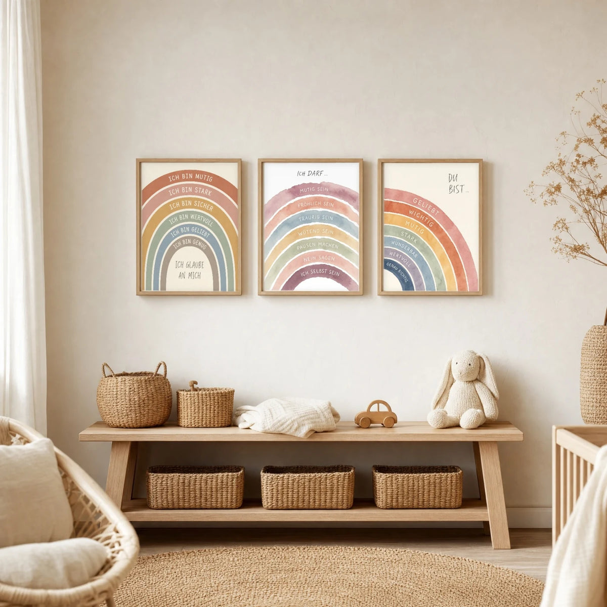 Kinderzimmer Deko: Affirmationsposter „Regenbogen Ich darf“ zusammen mit weiteren Motiven an der Wand