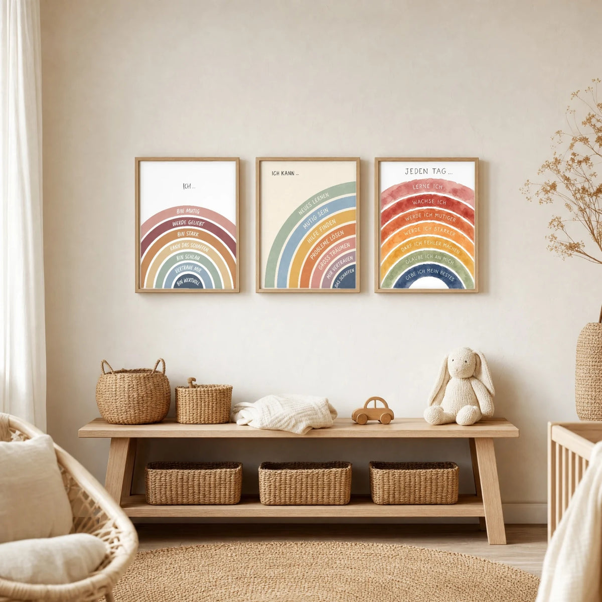 Kinderzimmer Deko: Affirmationsposter „Regenbogen Ich kann viel“ zusammen mit weiteren Motiven an der Wand