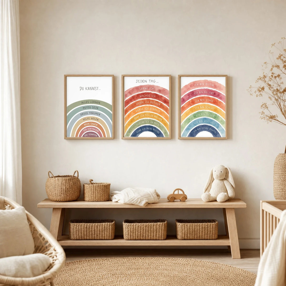 Kinderzimmer Deko: Affirmationsposter „Regenbogen Jeden Tag“ zusammen mit weiteren Motiven an der Wand