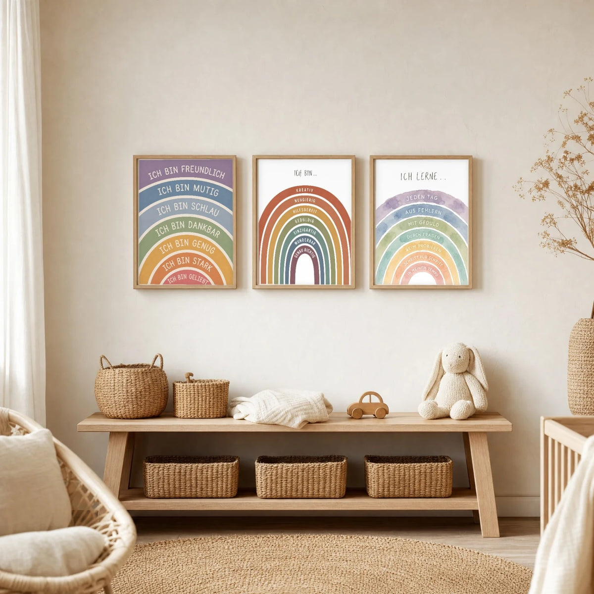 Kinderzimmer Deko: Affirmationsposter „Regenbogen Terracotta“ zusammen mit weiteren Motiven an der Wand