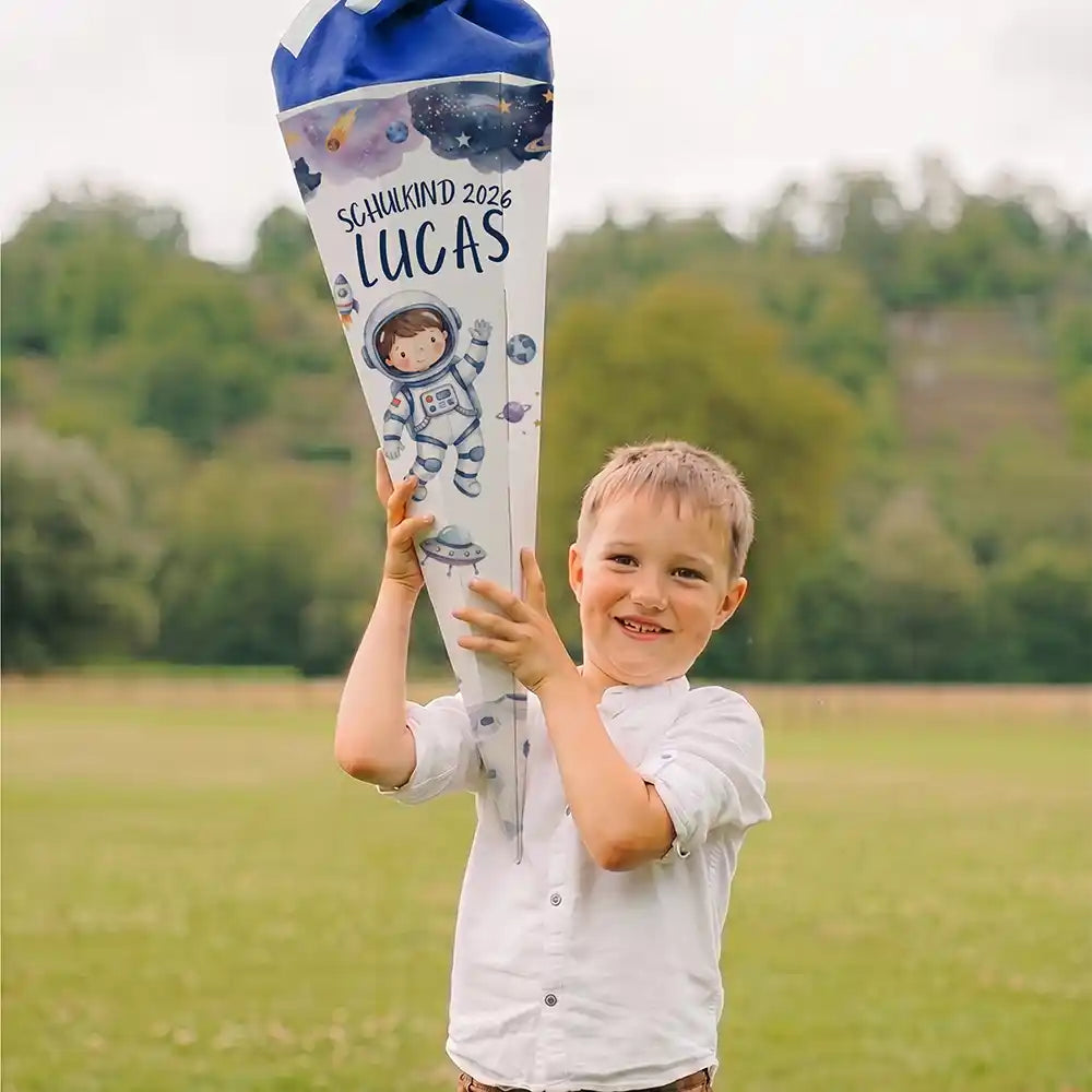 Schultüte personalisiert mit Name Astronaut Weltall – Junge-Lifestyle auf der Wiese
