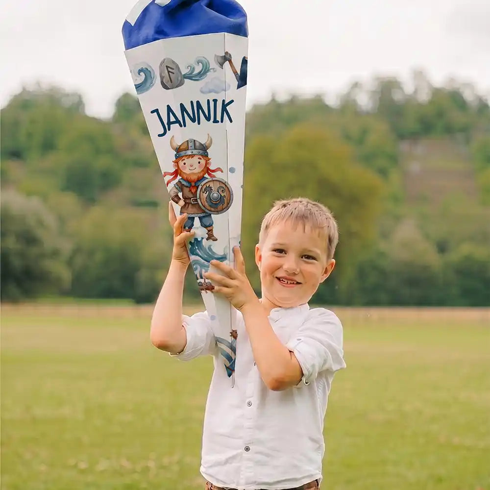 Schultüte personalisiert mit Name Wikinger – Junge-Lifestyle auf der Wiese