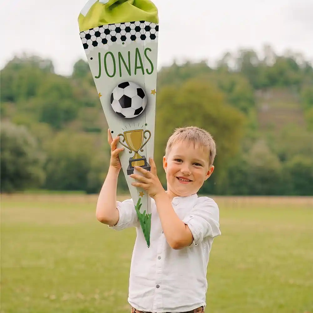 Schultüte personalisiert mit Name Fußball Pokal – Junge-Lifestyle auf der Wiese