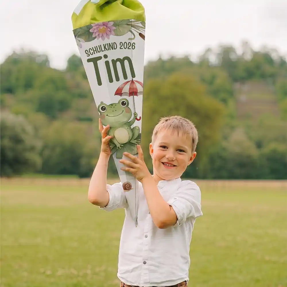 Schultüte personalisiert mit Name Frosch mit Schirm – Junge-Lifestyle auf der Wiese