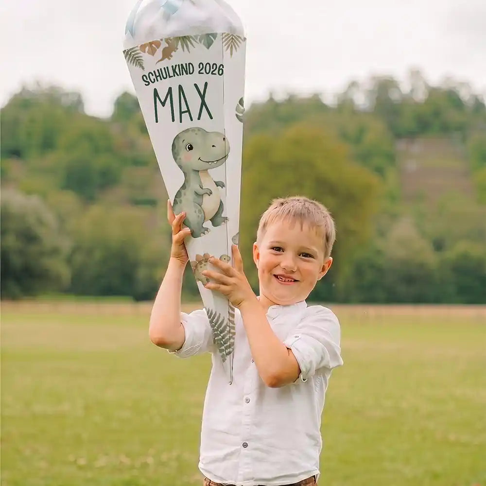 Schultüte personalisiert mit Name T-Rex Dinosaurier – Junge-Lifestyle auf der Wiese