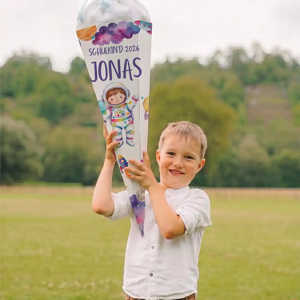 Schultüte personalisiert mit Name Astronaut Galaxie – Junge-Lifestyle auf der Wiese