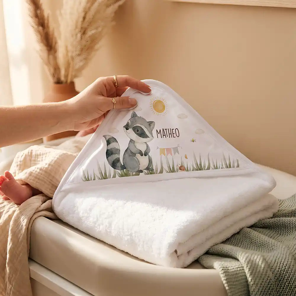 Personalisiertes Kapuzenhandtuch Baby Waschbär Wiese – Detail der bedruckbaren Kapuze