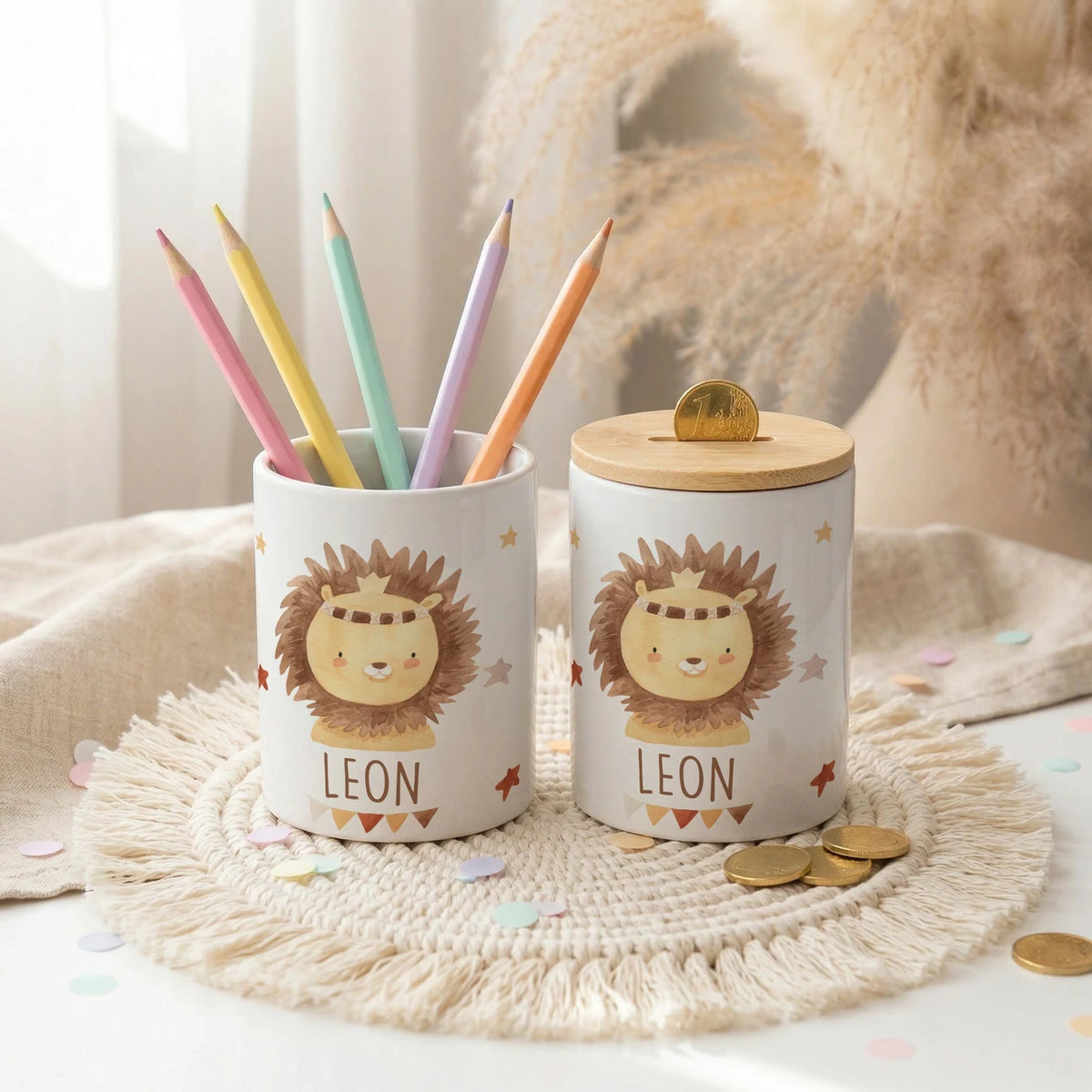 Personalisierte Spardose Löwe Boho – Keramik & Bambus mit Wunschname