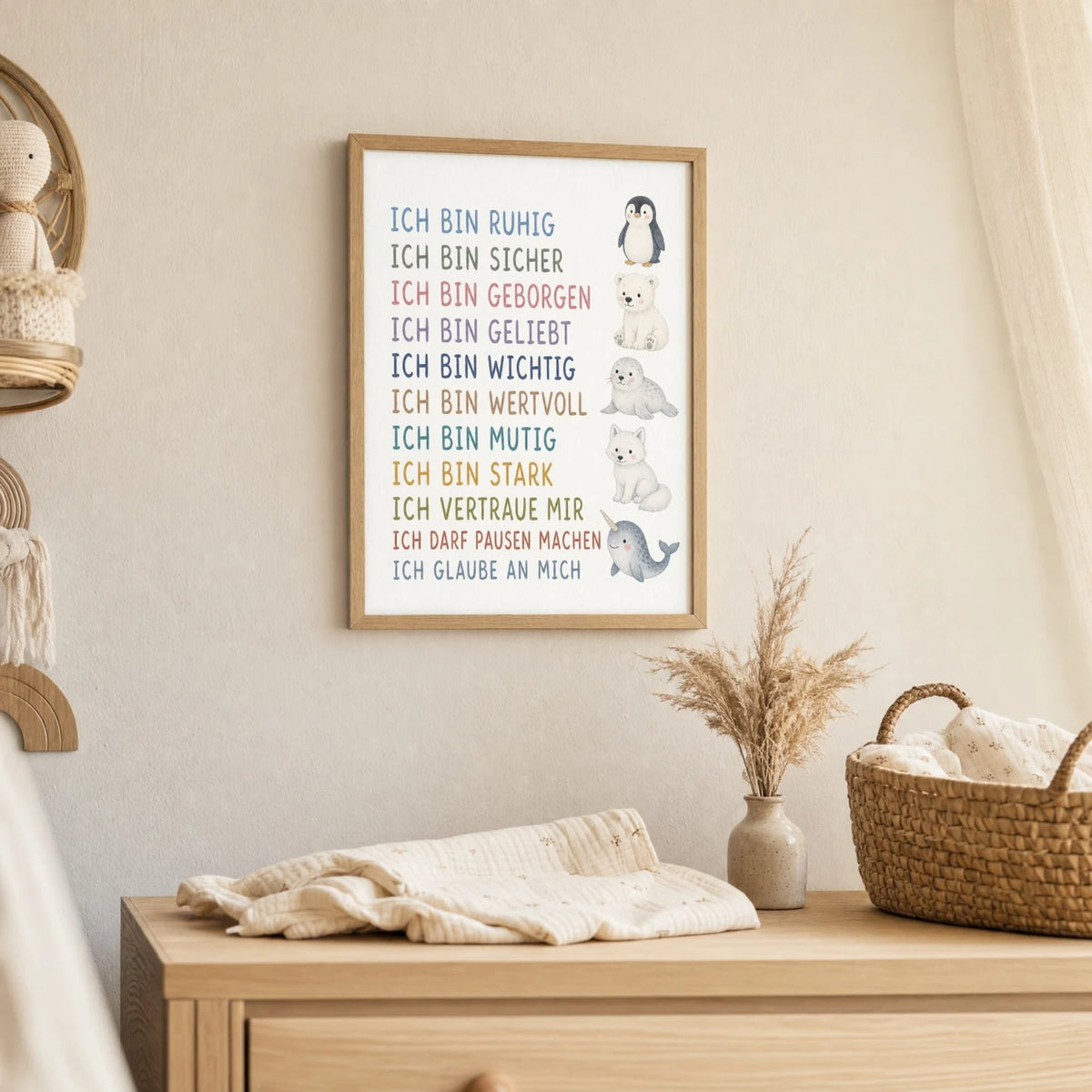 Wandbild Kinderzimmer: Affirmationsposter „Arktistiere“ im Holzrahmen über der Kommode