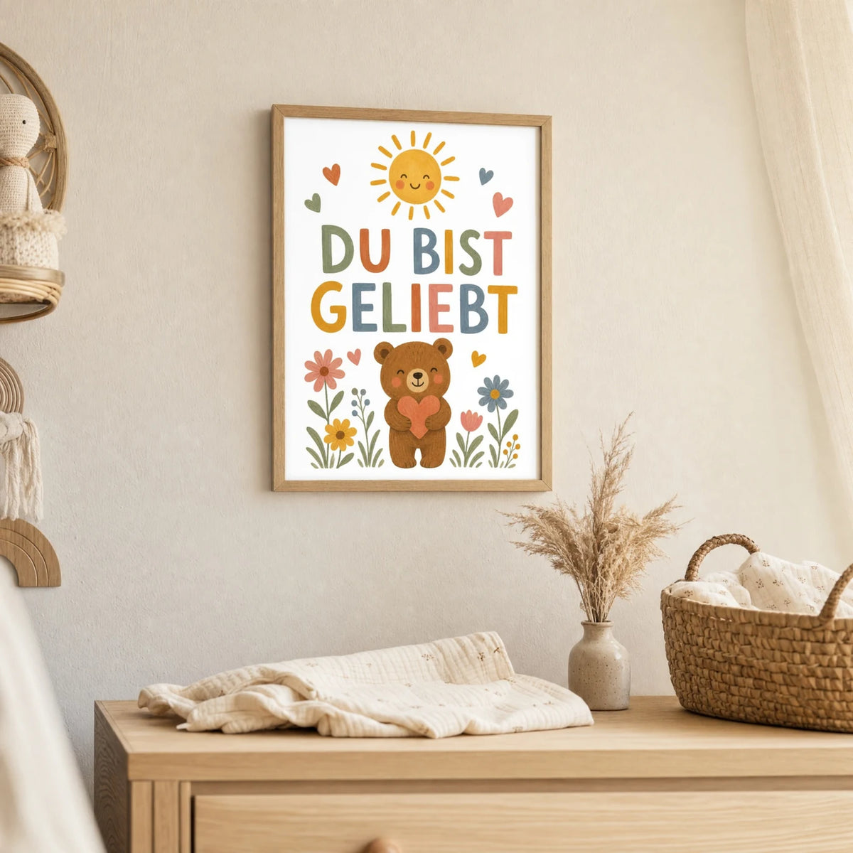 Wandbild Kinderzimmer: Affirmationsposter „Bär Du bist geliebt“ im Holzrahmen über der Kommode
