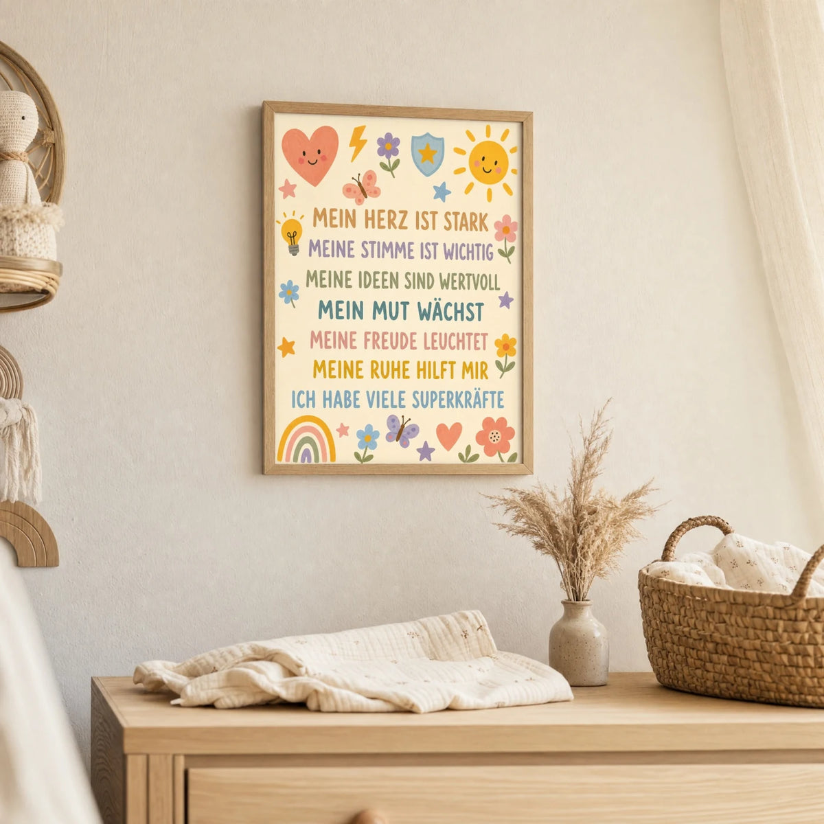 Wandbild Kinderzimmer: Affirmationsposter „Blumenwiese Superkräfte“ im Holzrahmen über der Kommode