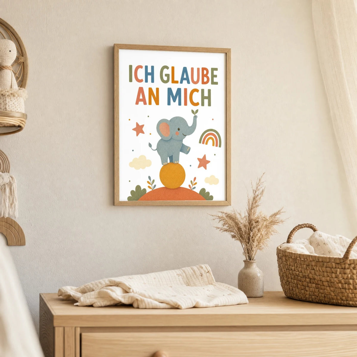 Wandbild Kinderzimmer: Affirmationsposter „Elefant Ich glaube an mich“ im Holzrahmen über der Kommode