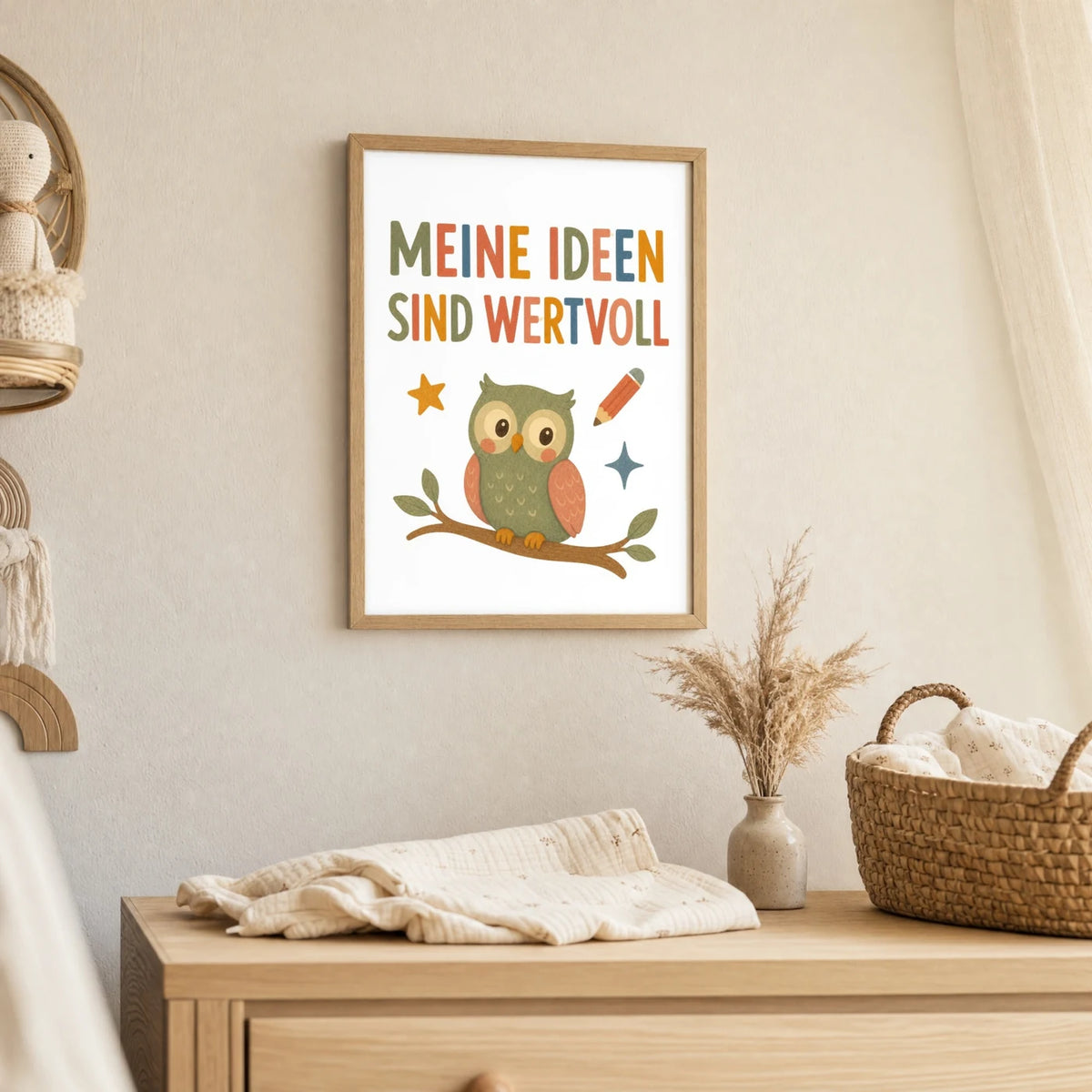 Wandbild Kinderzimmer: Affirmationsposter „Eule Meine Ideen sind wertvoll“ im Holzrahmen über der Kommode