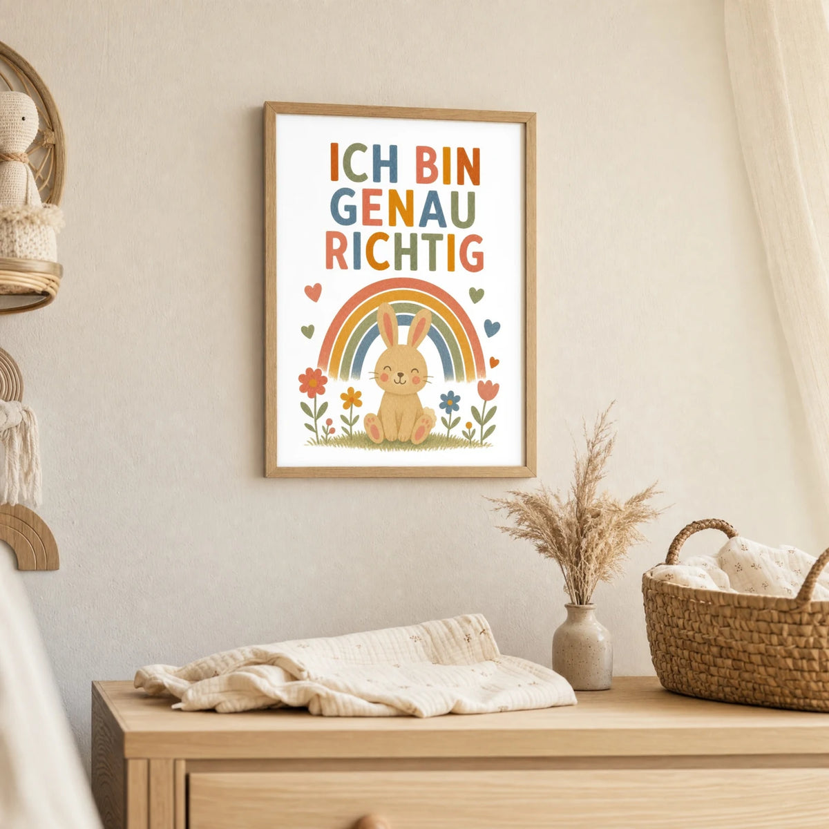 Wandbild Kinderzimmer: Affirmationsposter „Hase Ich bin genau richtig“ im Holzrahmen über der Kommode