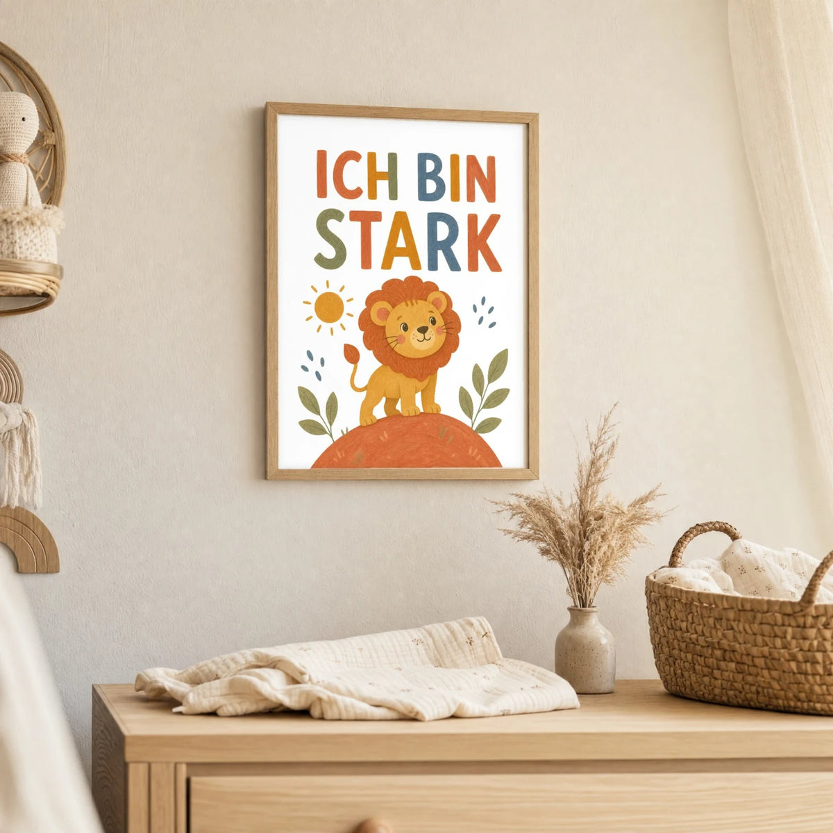 Wandbild Kinderzimmer: Affirmationsposter „Löwe Ich bin stark“ im Holzrahmen über der Kommode
