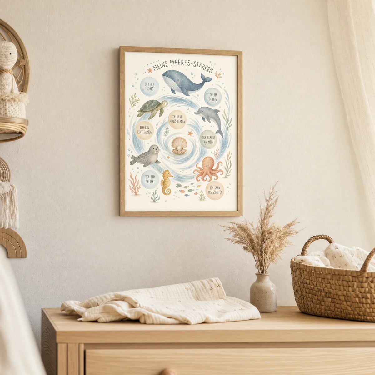 Wandbild Kinderzimmer: Affirmationsposter „Meeres-Stärken“ im Holzrahmen über der Kommode