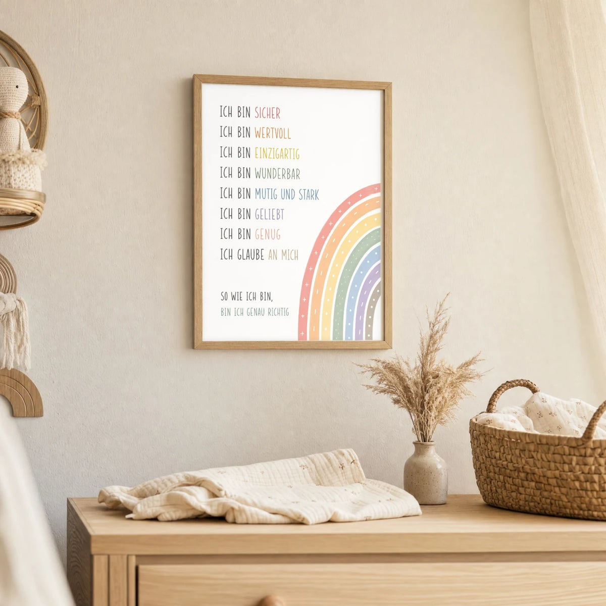 Wandbild Kinderzimmer: Affirmationsposter „Minimal Ich bin“ im Holzrahmen über der Kommode