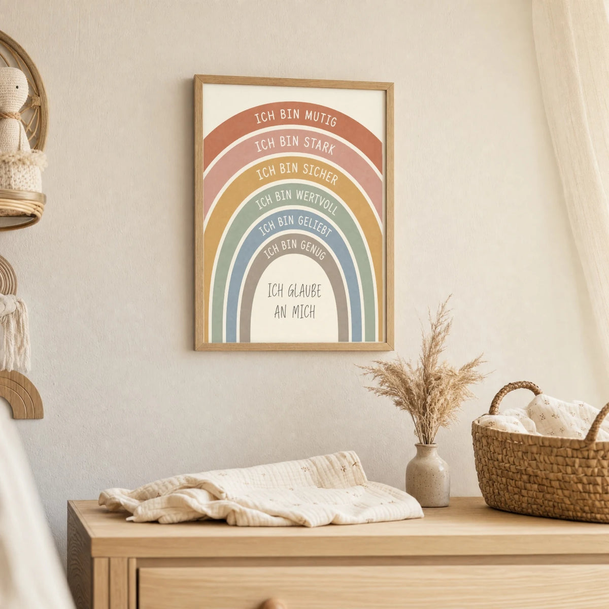 Wandbild Kinderzimmer: Affirmationsposter „Regenbogen Creme“ im Holzrahmen über der Kommode